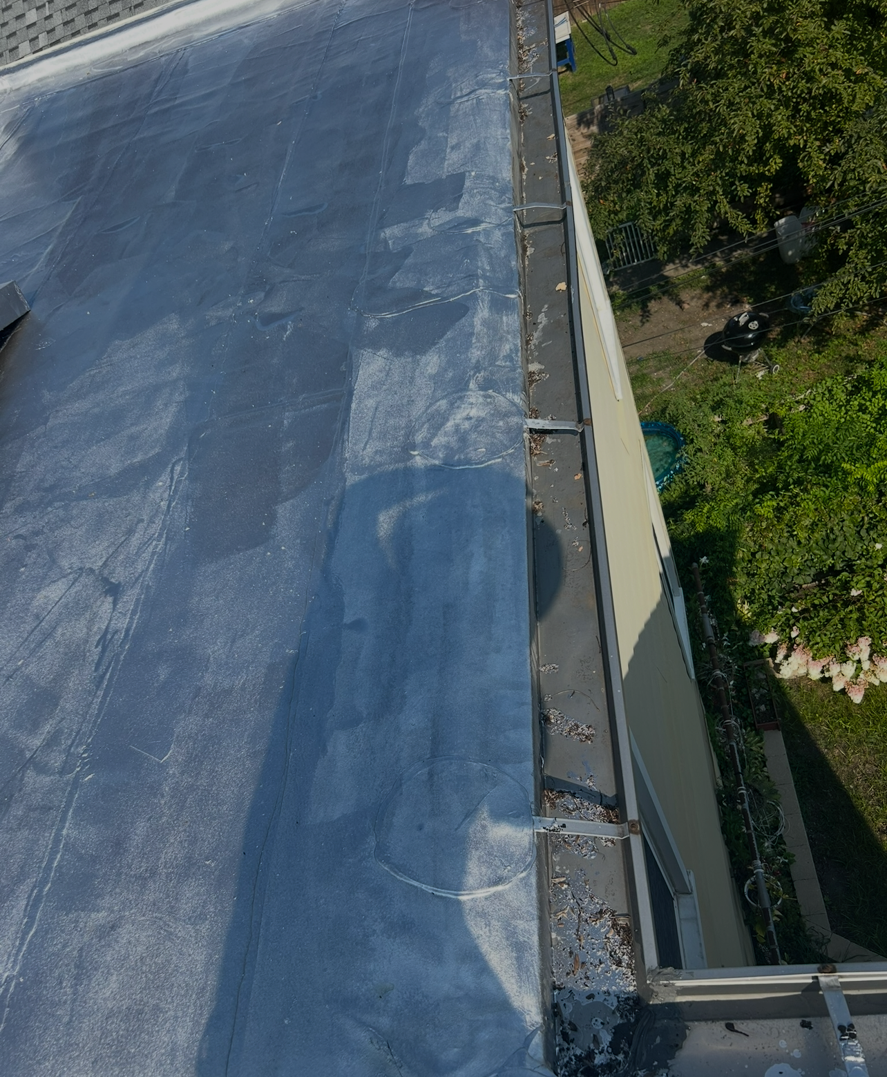Flat roof installation